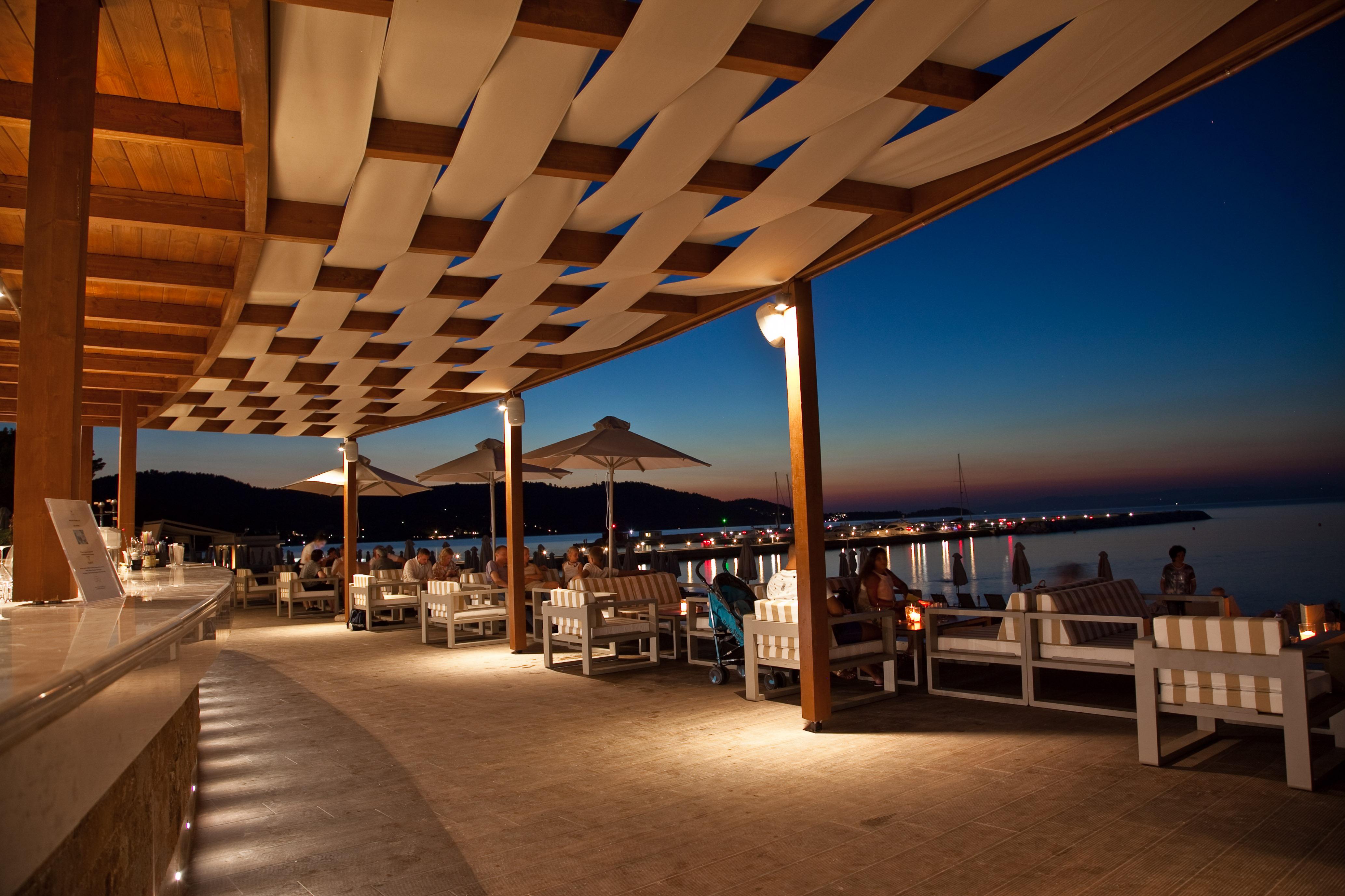 Miraggio Thermal Spa Resort Paliouri Exteriér fotografie The restaurant at night