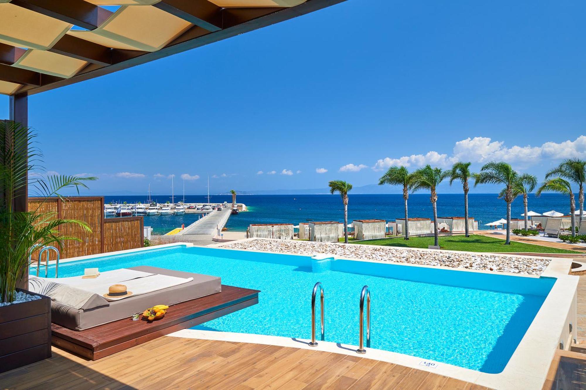 Miraggio Thermal Spa Resort Paliouri Exteriér fotografie The swimming pool at the hotel