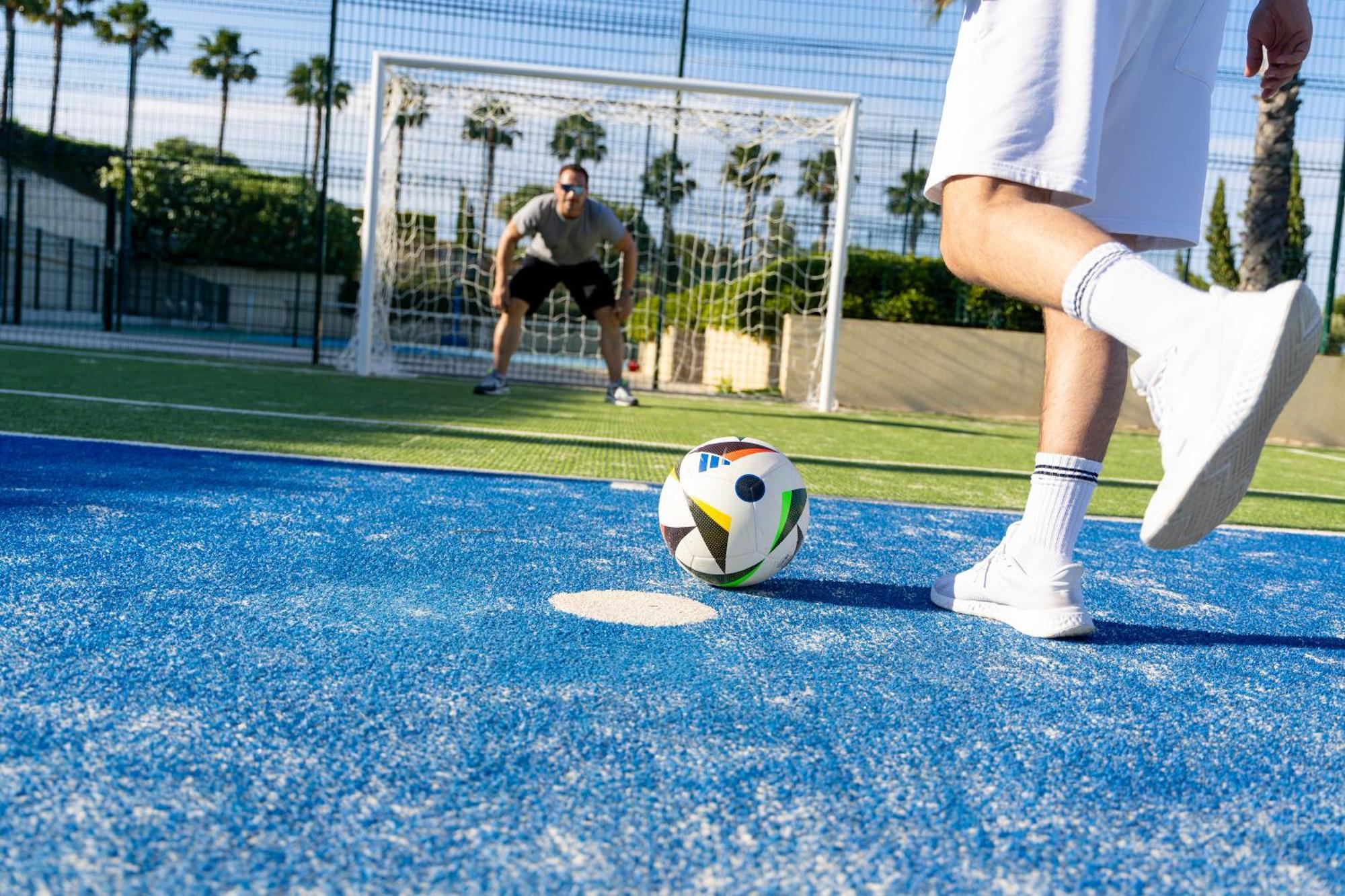 Miraggio Thermal Spa Resort Paliouri Exteriér fotografie A player about to take a penalty kick