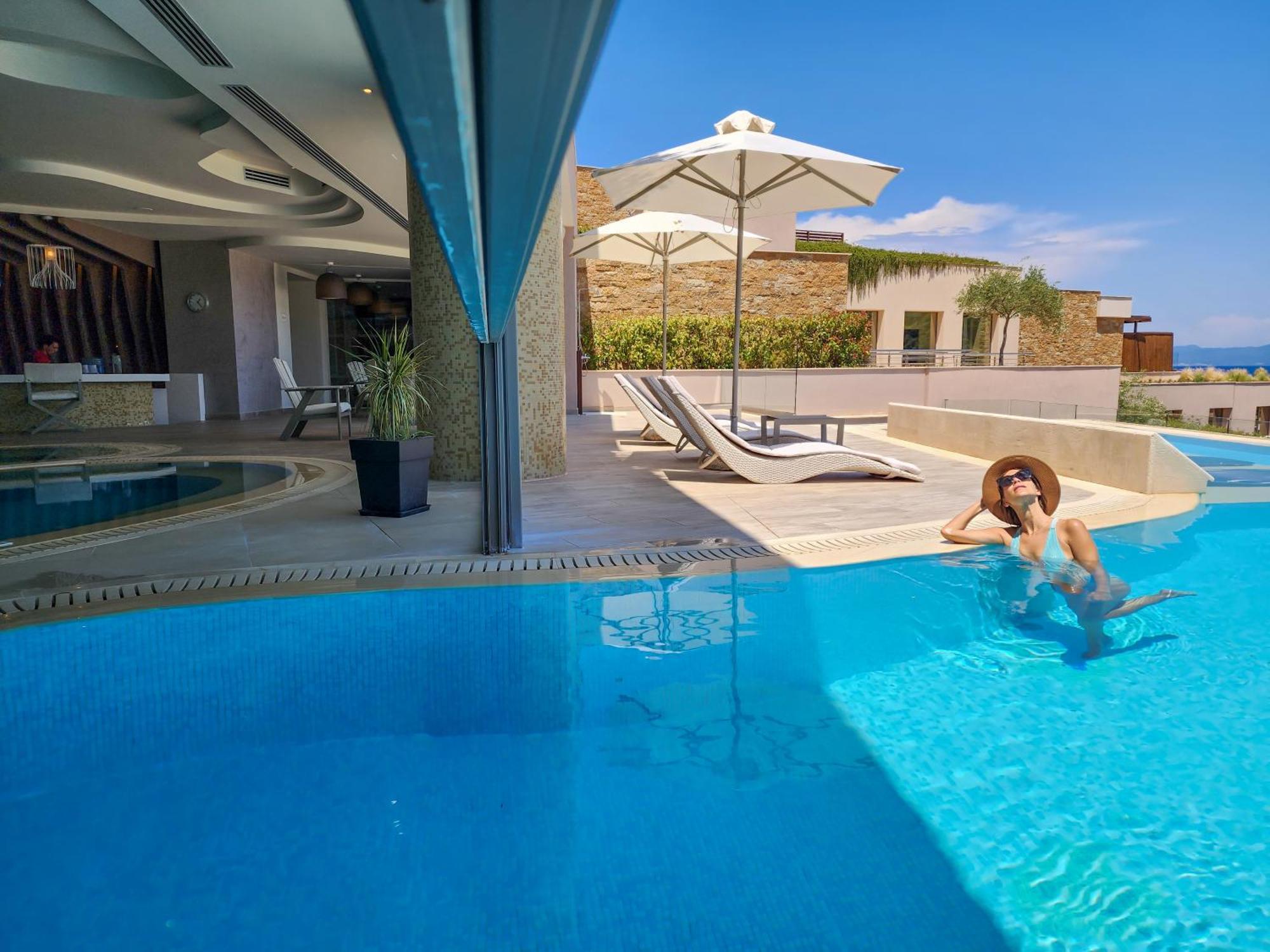 Miraggio Thermal Spa Resort Paliouri Exteriér fotografie A pool at a luxury hotel