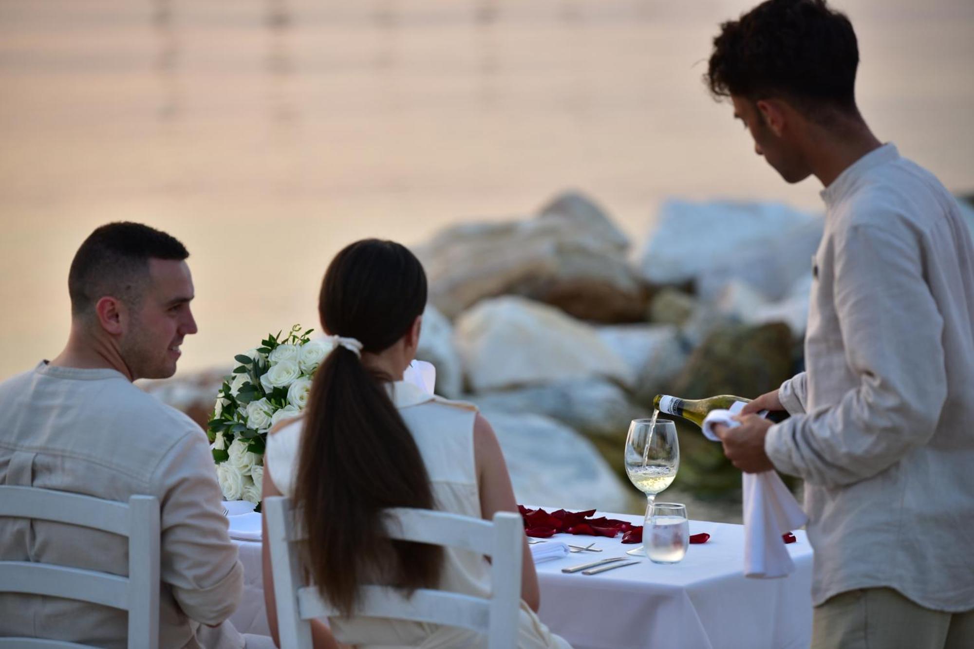 Miraggio Thermal Spa Resort Paliouri Exteriér fotografie A waiter serving wine