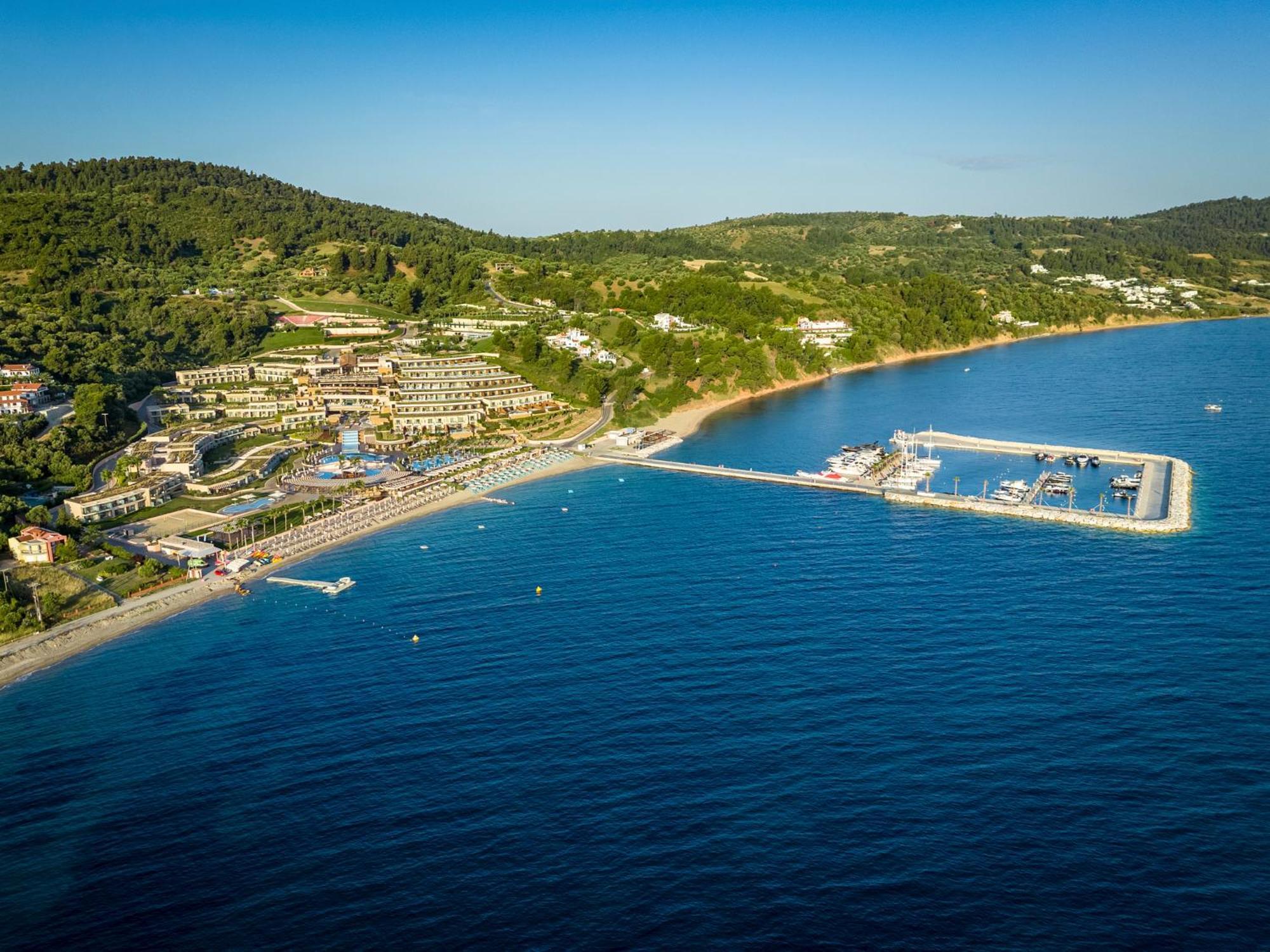 Miraggio Thermal Spa Resort Paliouri Exteriér fotografie Aerial view of the port of Agia Marina