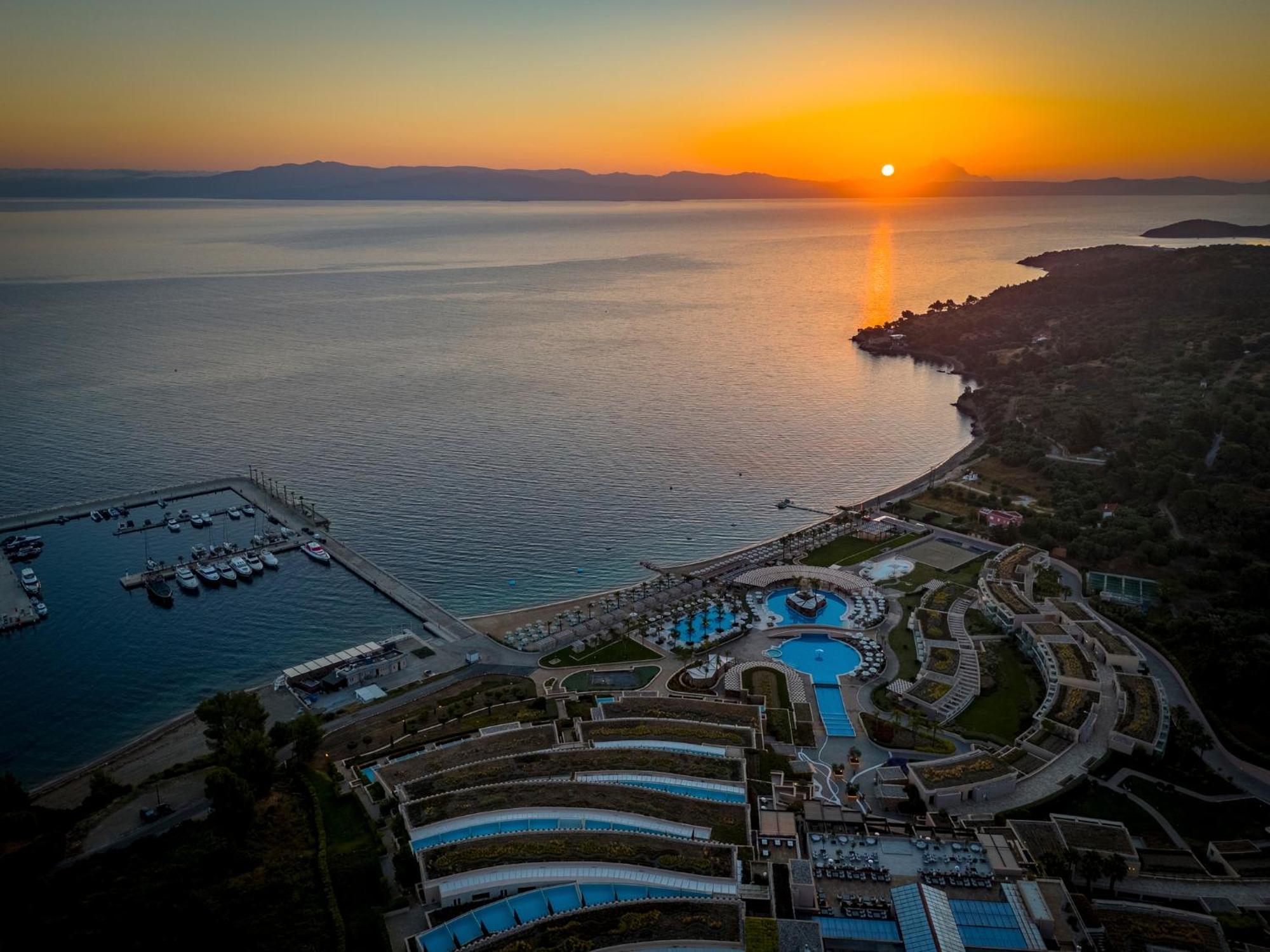 Miraggio Thermal Spa Resort Paliouri Exteriér fotografie Sunset over the port of Skopelos